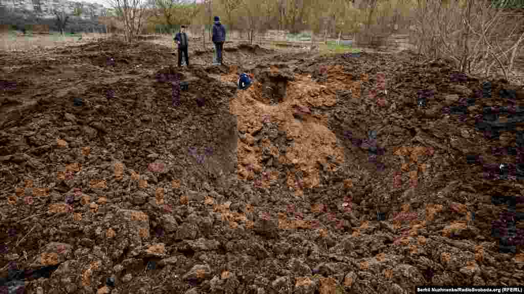 Діти біля вирви від ракетного обстрілу російських військ. Краматорськ, 18 квітня 2022 року&nbsp;