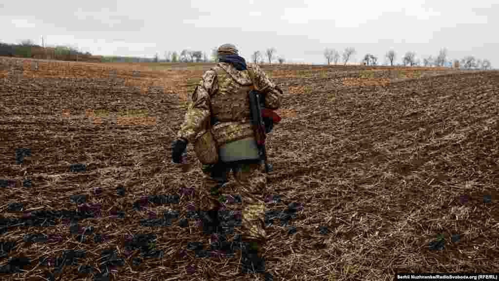 Українська земля чекає зерна, а не куль та снарядів. Оборонець України іде полем Харківщини. 20 квітня 2022 року