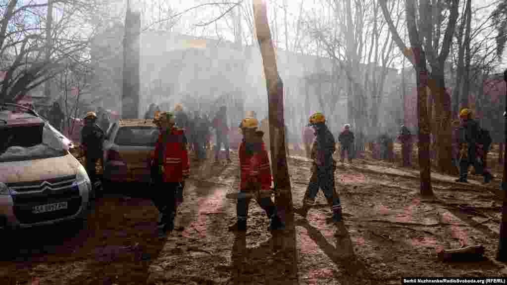 Наслідки обстрілу російськими військовими житлового будинку в Святошинському районі. Київ, 15 березня 2022 року