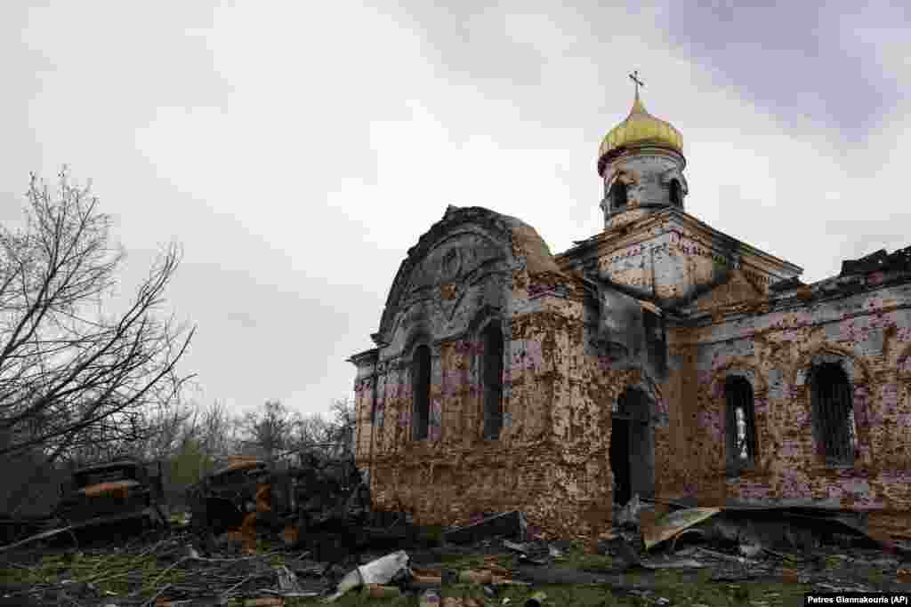 Місцеві жителі кажуть, що російські військові використовували цю церкву в селі Лукашівка для зберігання боєприпасів