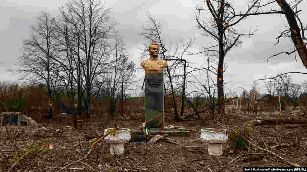 Меморіал Герою Радянського Союзу Івану Сергієнку.&nbsp;Село Кухарі, Київська область, 30 березня 2022 року