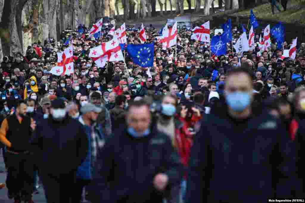 15 ноября, Тбилиси, Грузия. Митинг в поддержку Михаила Саакашвили, объявившего голодовку в тюрьме. Саакашвили, бывший президент Грузии (с 2004 по 2013 год), был арестован вскоре после возвращения в Грузию из Украины