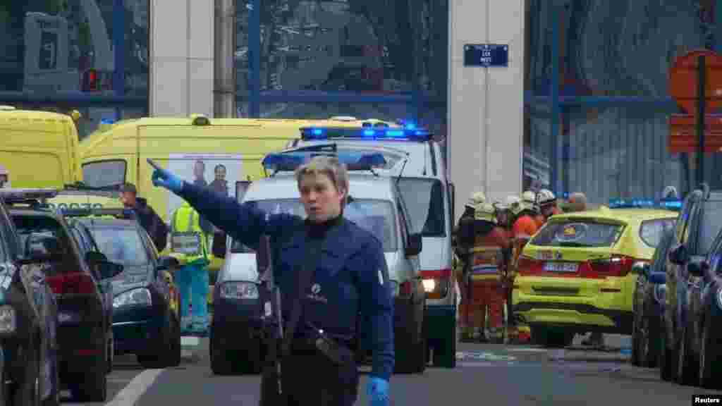 Поліція й рятувальники біля станції метро