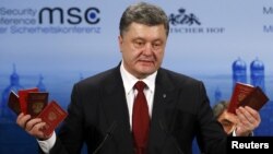 Президент України Петро Порошенко демонструє на Мюнхенській конференції з безпеки військові квитки та паспорти військовослужбовців Росії, які були здобуті в зоні бойових дій на Донбасі. Мюнхен, 7 лютого 2015 року (ілюстраційне фото)