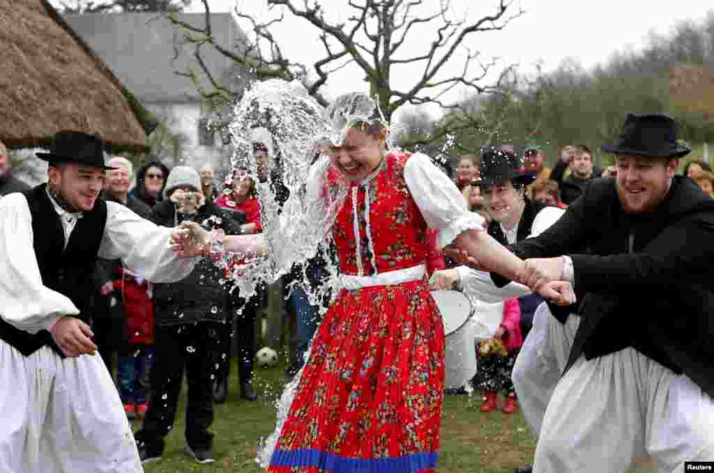 За східно-європейською традицією, під час святкування Великодня чоловіки обливають жінок і молодих дівчат холодною водою, щоб надати їм здоров&#39;я і краси. На фото &ndash; обливання в угорському селі Сенна