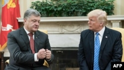 Петро Порошенко (л) і Дональд Трамп під час зустрічі в Білому домі, Вашингтон, 20 червня 2017 року