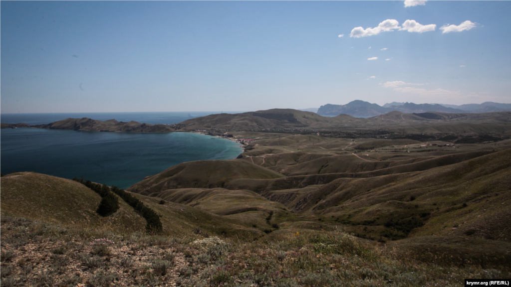 Краєвид на Орджонікідзе, Кара-Даг та Ечкі-Даг. Стежка, що веде з Феодосії в Орджонікідзе, спочатку лісом зі східного боку Тепе-Оба, потім через оглядовий майданчик, спускаючись до моря, а далі берегом &ndash; один з улюблених прогулянкових маршрутів місцевих жителів. Туриста тут зустрінеш нечасто. Одне з найцікавіших місць для дайвінгу &ndash; Двоякірна бухта. Як тут проходить літо &ndash; дивіться у фоторепортажі​