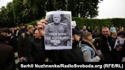 Портрет радянського маршала Георгія Жукова в руках одного з активістів, які виступали проти акції «Безсмертний полк», що проводилася в Україні під гаслом «Ніхто не забутий, ніщо не забуте». Київ, 9 травня 2019 року