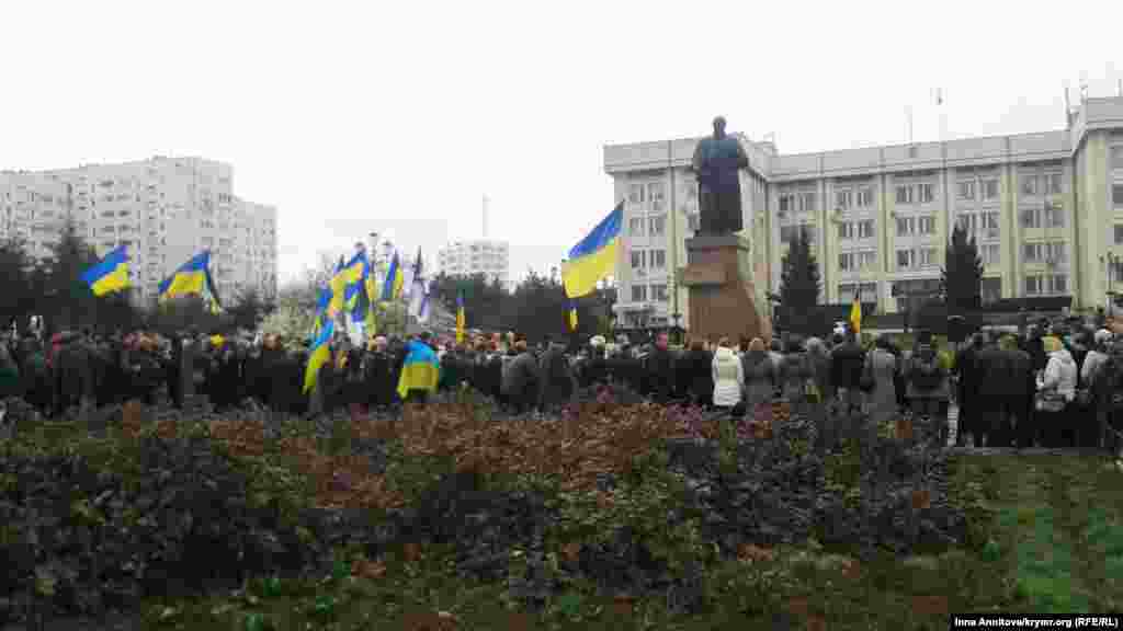 Это был 200 день рождения украинского поэта Тараса Шевченко, но совершенно особенный для Севастополя. Акция проходила, как никогда, по правилам: с регламентом, очень сдержанно и аккуратно. Были речи, стихи и песни, но только сегодня, впервые украинцы в еще полноценно украинском Севастополе оглядывались по сторонам. Участники акции опасались банального &ndash; получить по голове. Ближе к окончанию часа, отведенного на проведение мероприятия, украинские флаги стали разбавлять российские триколоры. Оккупация уже началась, аннексия еще не состоялась Севастополь, 9 марта 2014 года, проспект Октябрьской Революции, сквер им. Тараса Шевченко