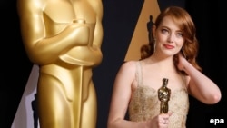 Emma Stone, 'La La Land' filmindəki roluna görə Oscar alır.