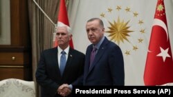 ABŞ-ın Vitse-prezidenti Mike Pence (solda) və Recep Tayyip Erdogan Ankarada görüşür, 17 oktyabr, 2019-cu il