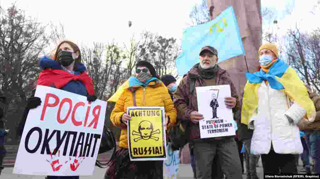 Представник Громадського сектору Майдану Львова Костянтин Ковалишин каже, що зараз Україна в часі випробувань. &laquo;Агресія, яка зростає з боку Росії, переходить межі. Ми сюди прийшли, щоб захистити наші цінності перед обличчям державного терору з боку Росії, і продемонструвати готовність боротися і не опускати руки. Яким би не був страшним ворог, ми завжди маємо пам&lsquo;ятати про те, що стоїть за спиною і що ми захищаємо&raquo;, &ndash;&nbsp;зазначив Костянтин