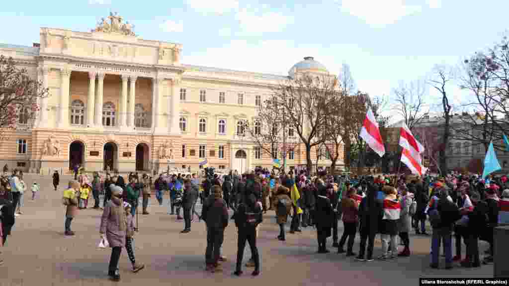 Він розпочався біля пам&lsquo;ятника Іванові Франку. Звідти люди вирушили до центру міста