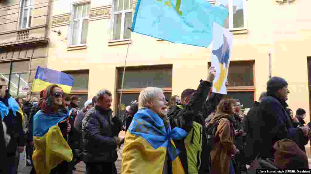 Кримчанка Оксана Новікова каже, що приїхала до Львова, бо відчувала, що окупація не зупиниться.&nbsp; &laquo;Поки ми будемо вважати, що війна на показ, вона не закінчиться. Це серйозна загроза. Зараз дійсно є набагато краще розуміння міжнародної спільноти про те, що відбувається в країні. Тепер не потрібно доказувати, що ми не один народ. Сподіваємось, що ми зможемо відстояти країну, перемогти і повернути нашу територію&raquo;, &ndash;&nbsp;говорить кримчанка 